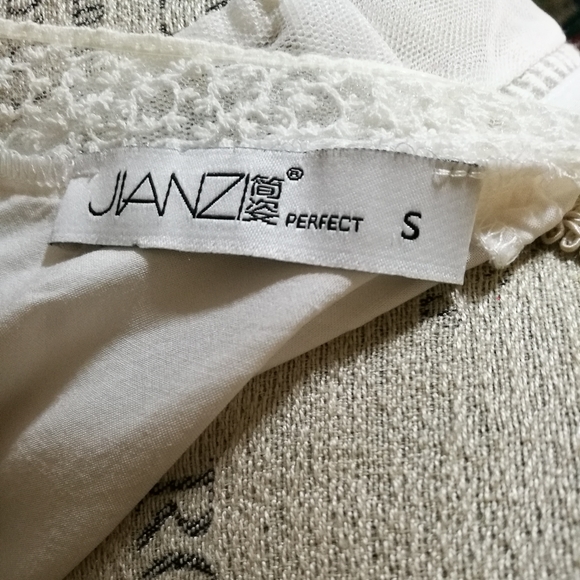 NWOT Sheer Lace Sleeveless Blouse Size S - Picture 8 of 9